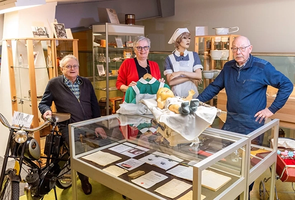 Het bestuur bij de heropeningvan het museum en de expositie 'Gezondheidszorg in Oene' in maart 2023