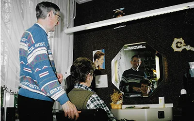 Kapper Dokter knipt zijn vrouw Trui